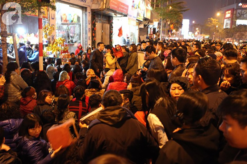 Chùm ảnh: Hàng nghìn người dân đổ về chùa Phúc Khánh cúng sao giải hạn đầu năm